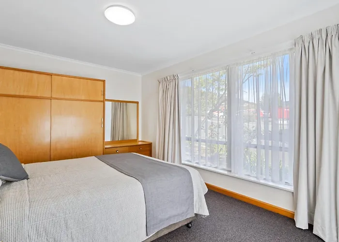 Hotel with Tennis: Riverfront Motel & Restaurant