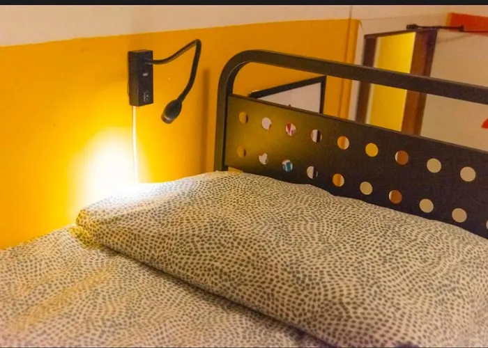 Sunflower Beach Backpacker Hostel & Bar