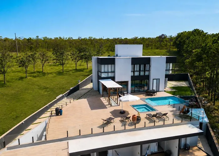 Pousada com piscina, jacuzzi e com vista em Capitólio - Casa Decore