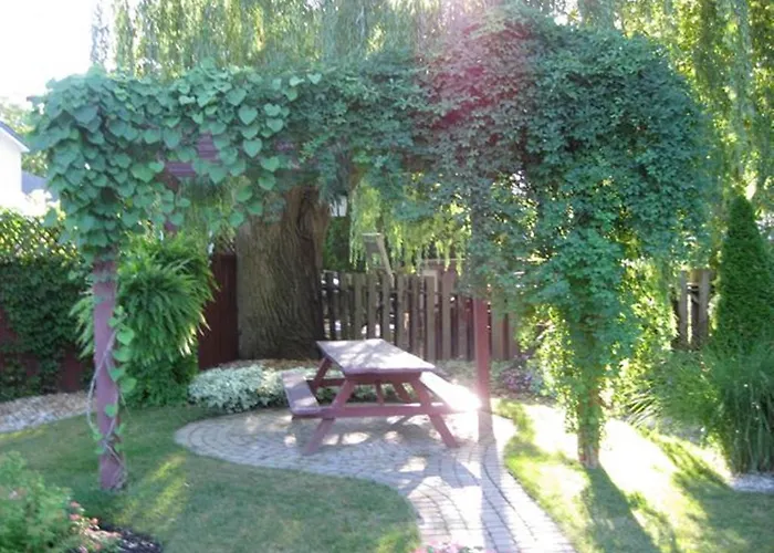  Canterbury Inn
