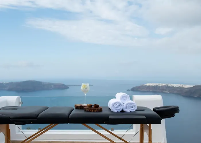 Hotel with pool: Above Blue Suites